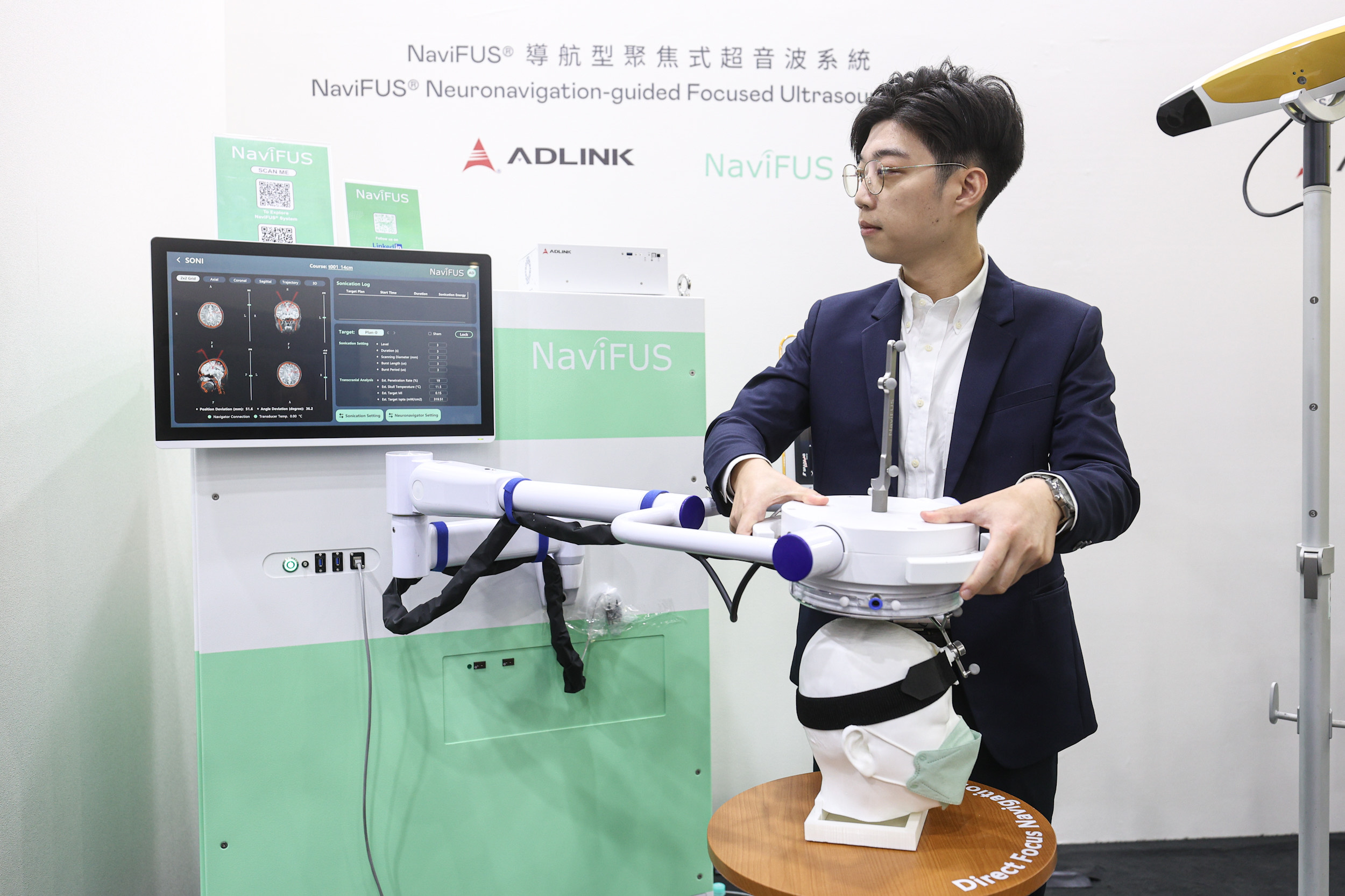 達擎攜手凌華科技與浩宇生醫合作的「NaviFUS&reg; 導航型聚焦式超音波系統」，以凌華醫療級邊緣運算平台為核心，結合光學導航與穿顱超音波技術，非侵入性將能量精準聚焦腦內病灶，可暫時開啟血腦屏障，提升藥物遞送與治療效果。