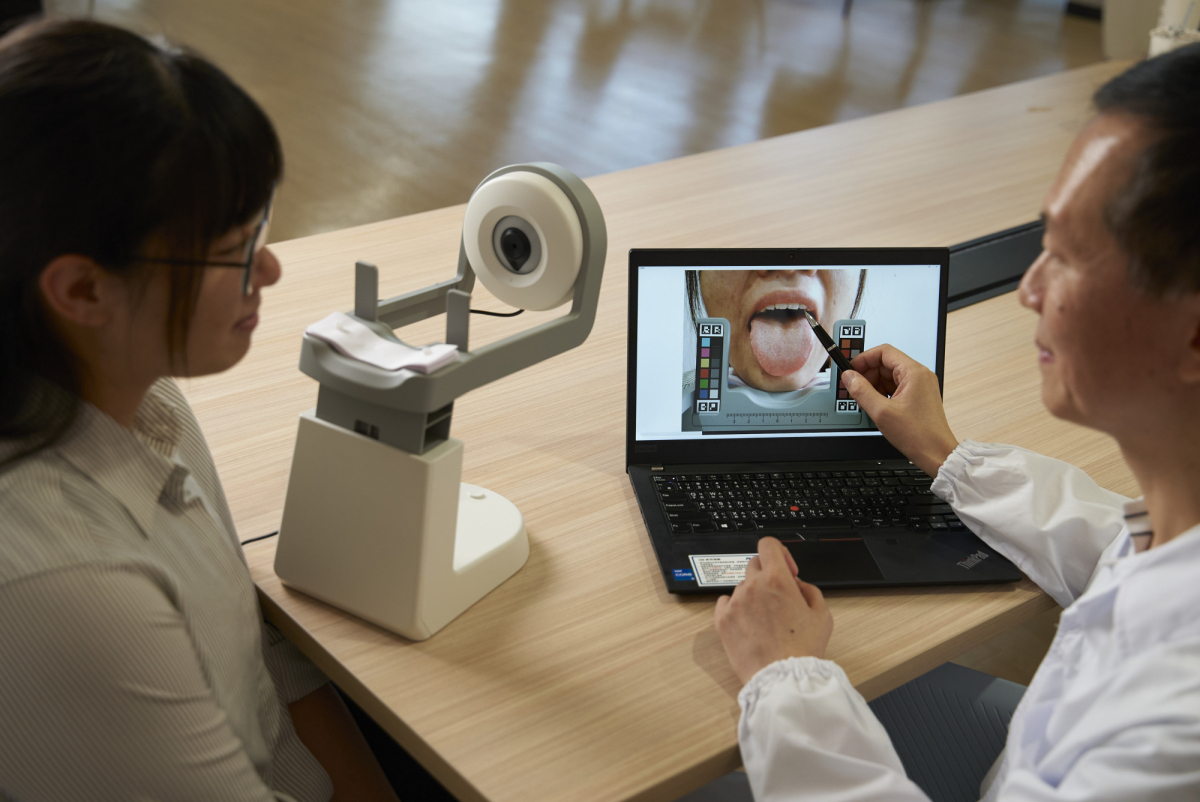 友達耘康的「舌象辨識軟體」則運用AI與大數據技術，可快速辨識舌色、舌形、苔色、苔質等特徵，顯著提升舌象辨識效率，優化檢測流程。