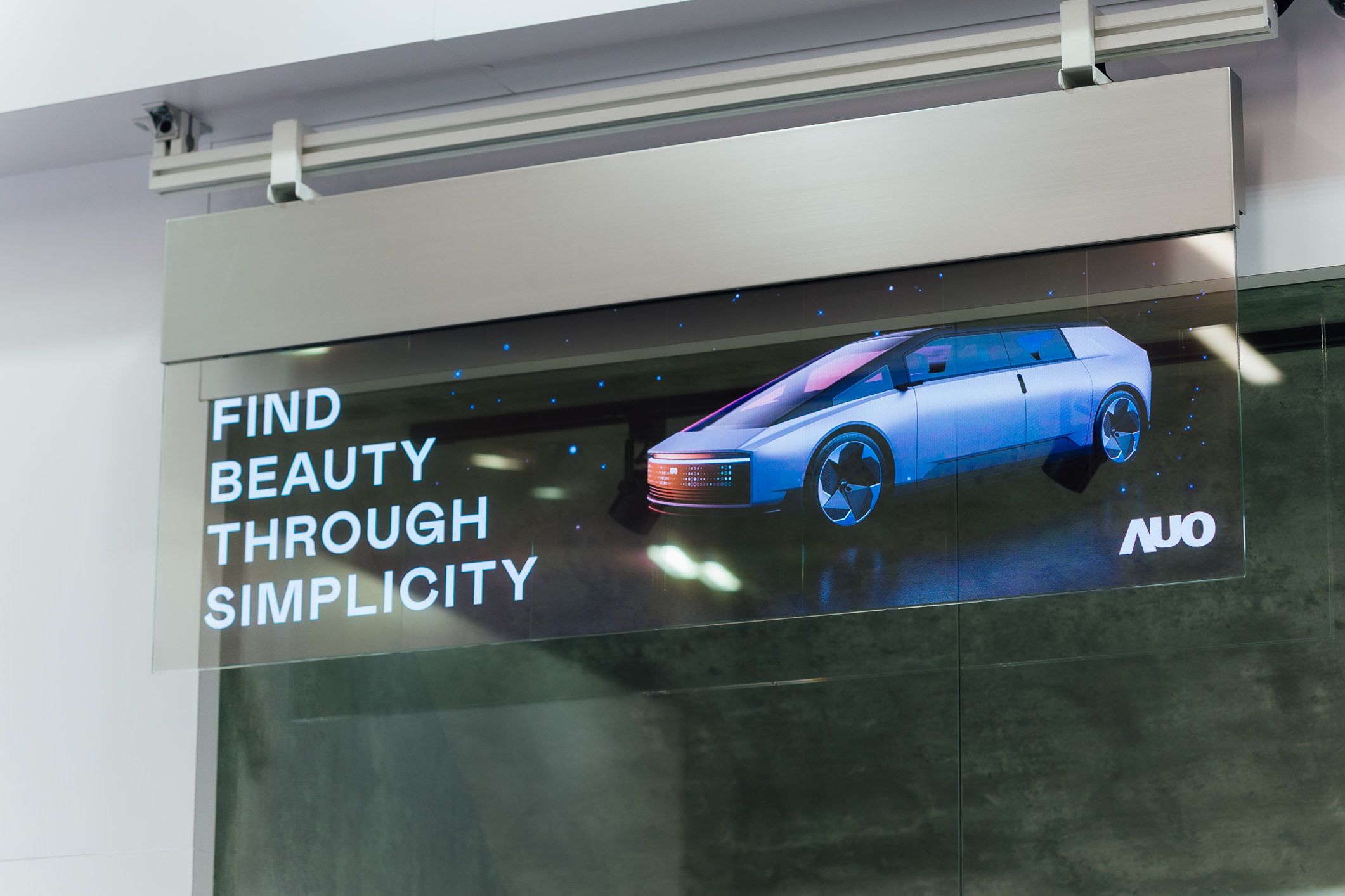 具備高亮度透明感的54吋透明Micro LED智慧看板，可無限拼接不同尺寸，營造出兼具科技感與美學的沉浸式氛圍，適用於旗艦店、展演空間等多元場域。