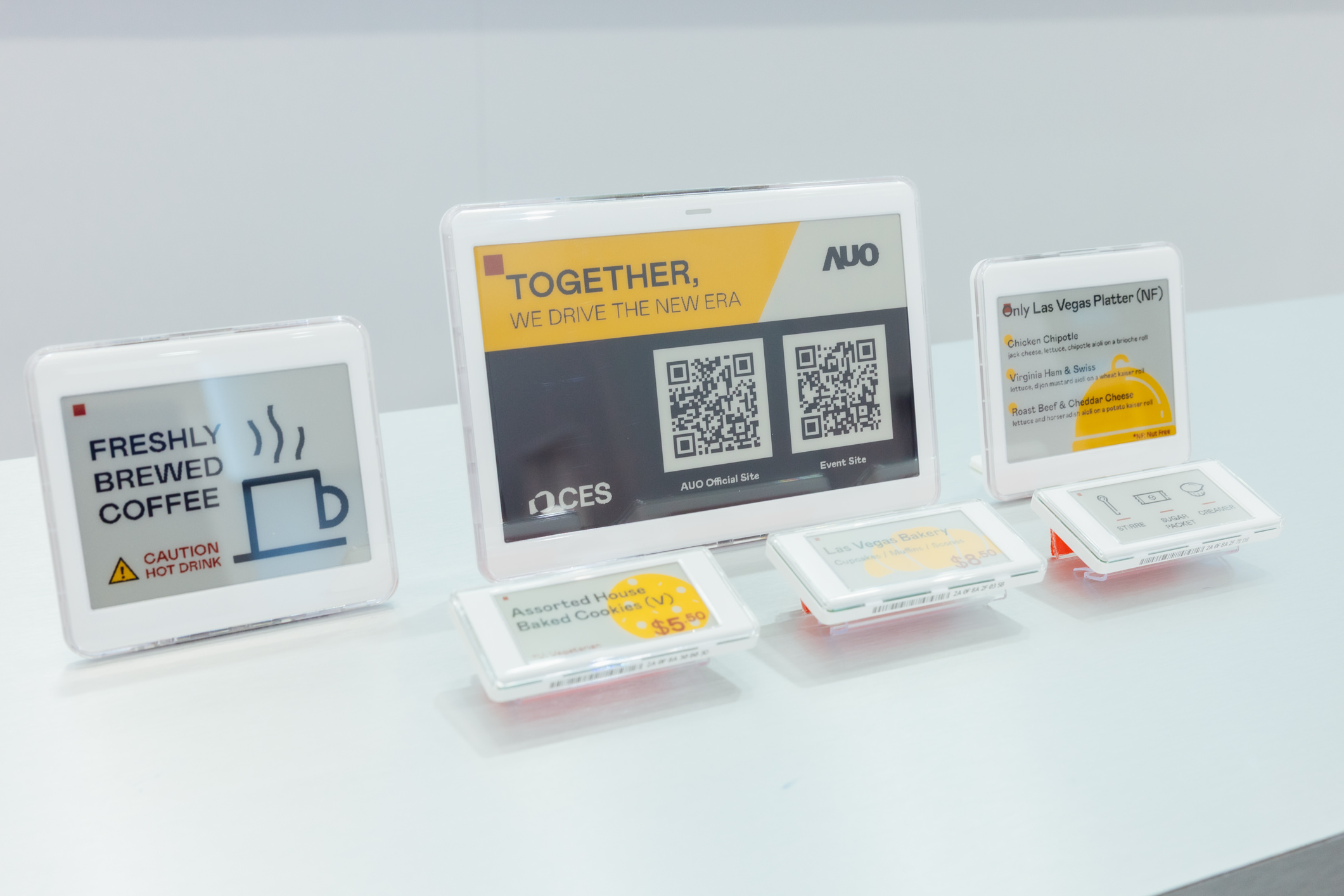 達擎開發的低功耗、全彩的aecoPost電子紙解決方案，僅在更新畫面時需要微量的電力驅動，無需佈建電線的便捷設計，使其可靈活應用、彈性選擇置放處；可搭配aecoTag電子貨架標籤解決方案，驅動商店內所有數位看板和電子貨架標籤，以遠端控制實現動態變價，提升門市人員作業效率，並以無紙化落實永續經營目標。