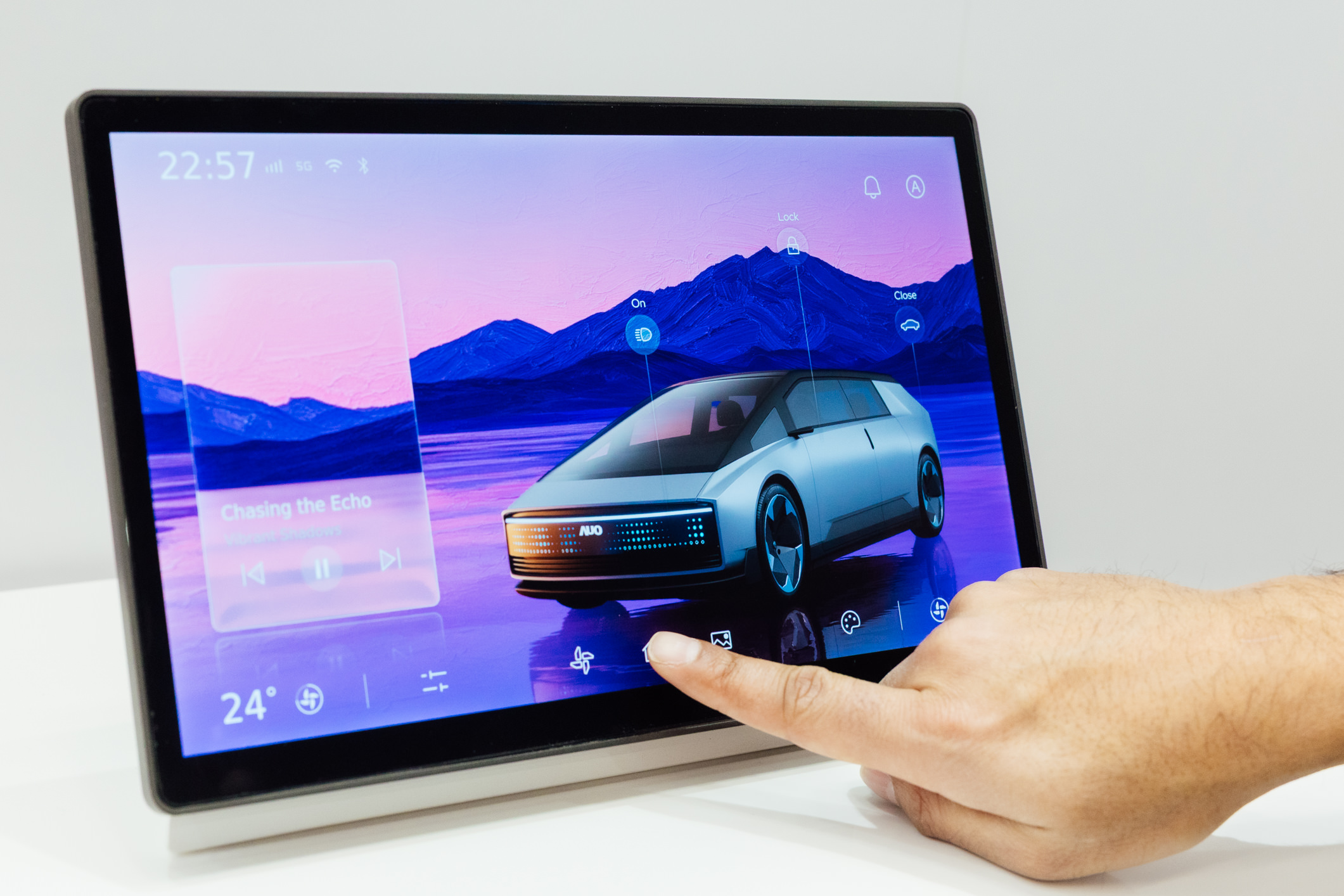 將先進抗反光技術導入於CID中控台呈現全時可視效果，並支援與座艙環境完美融合，帶來清晰且不干擾的駕駛與座艙操作體驗，兼容座艙質感與行車安全。