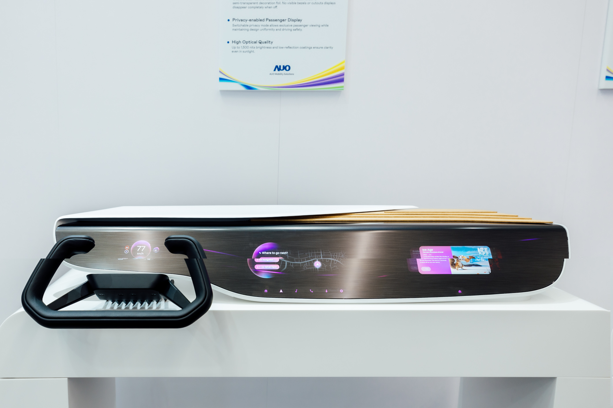 Horizon Intelligent Dash將儀表板、中控資訊顯示器及乘客資訊顯示器整合為一個無縫介面，營造端到端的一體化大尺寸顯示效果，並透過友達智慧移動所開發的網域控制器啟用AI驅動，支援訊號即時診斷與智慧空調控制。