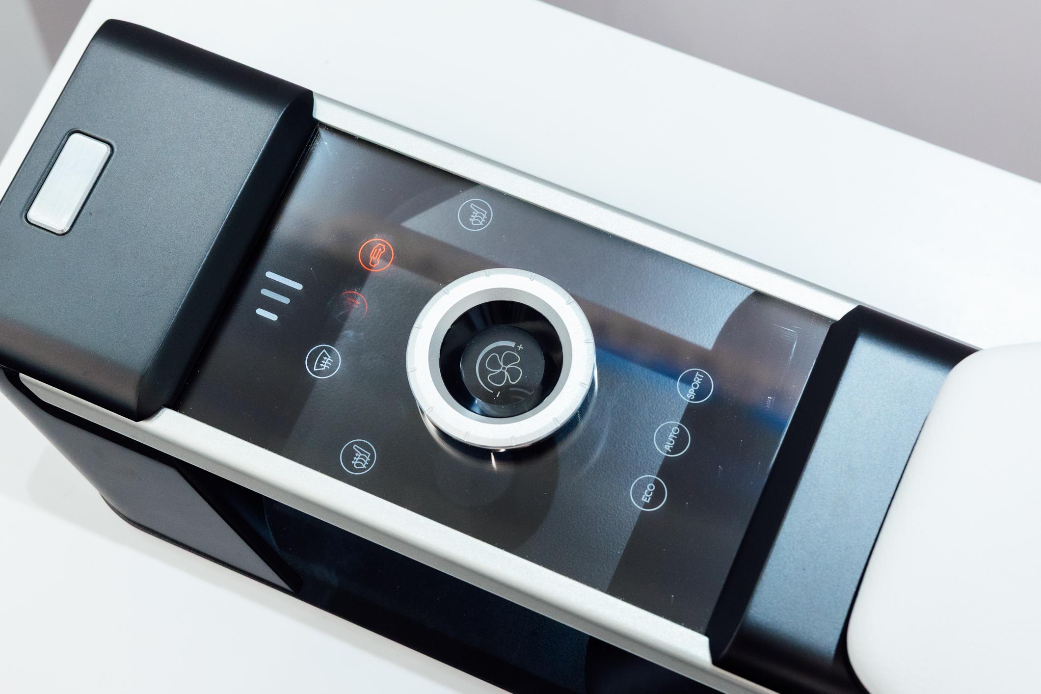 以極簡設計打造的CrystalSense Console，為中央扶手區帶來創新突破，將功能隱藏於簡約的外觀中，並採用懸浮式旋鈕搭配玻璃面板與主動觸覺回饋，僅在操作時才顯現功能選單，提供直覺且可自訂的互動體驗。